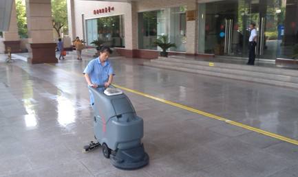 物業(yè)保潔洗地機(jī).jpg 物業(yè)保潔洗地機(jī).jpg